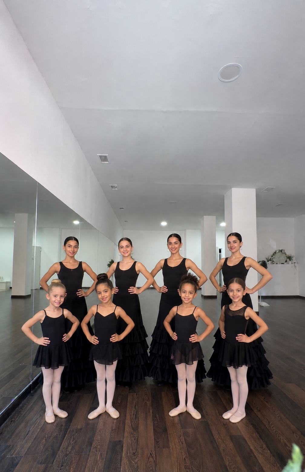 Alumnas de Estudio 10 en el salón de danza